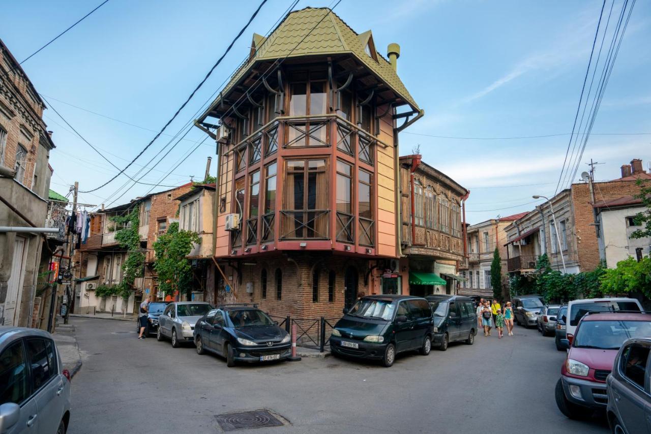Orangify Apartment